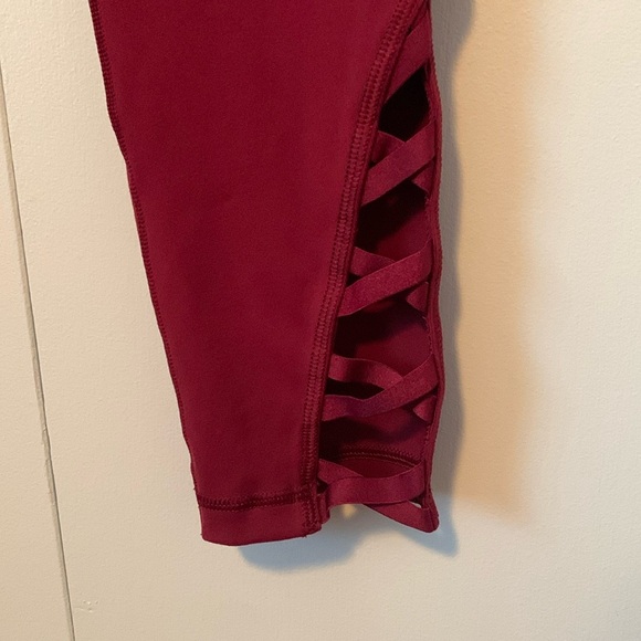 Victoria’s Secret Sport Knockout Lace Side Capris Leggings Size XS - Picture 4 of 10